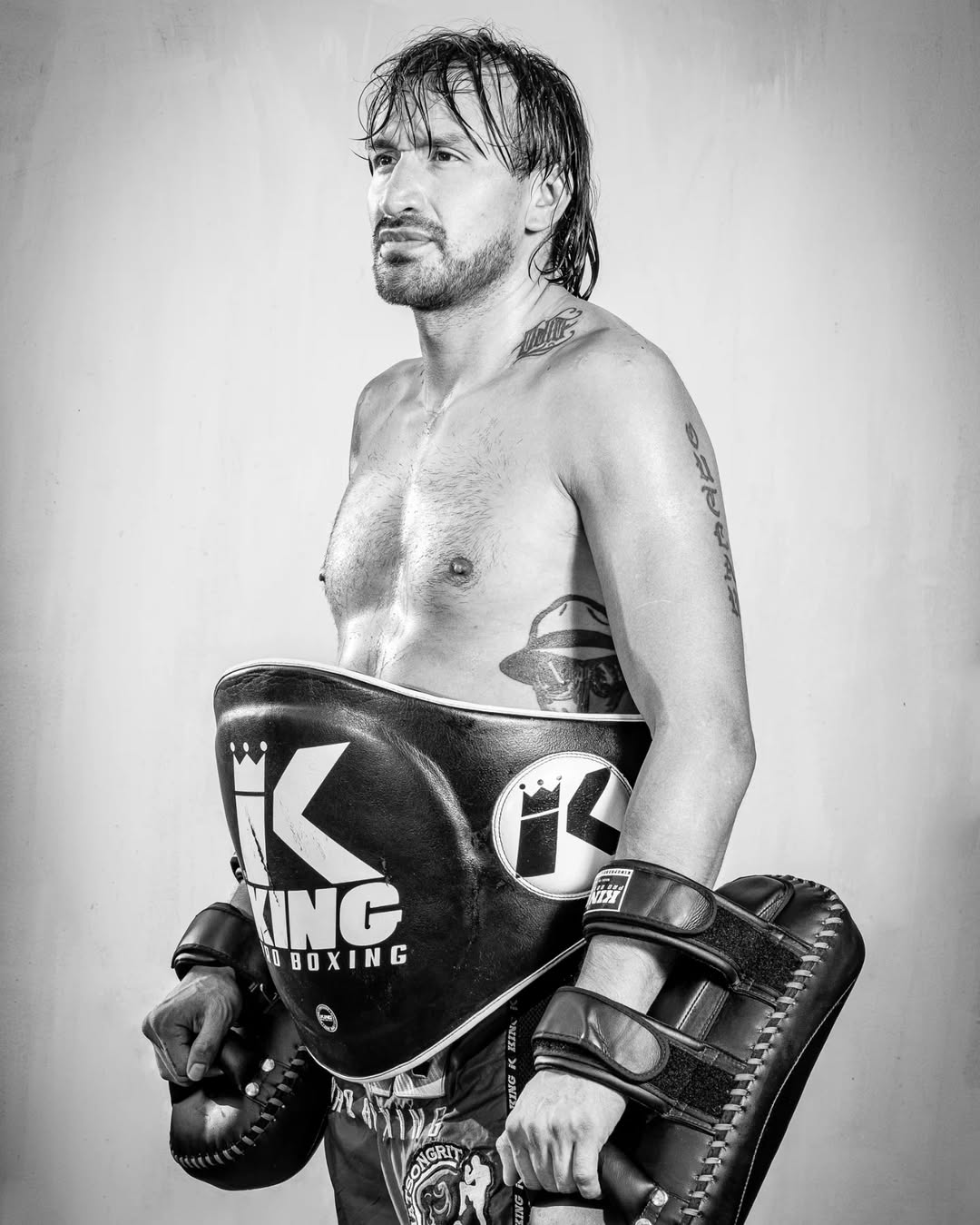 Profesor Andres Davila Yepes holding thai pads